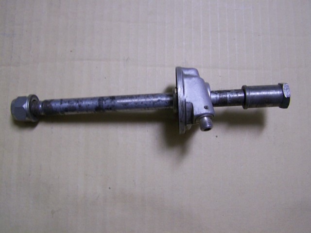 SUZUKI GS 1000 wheel axle with speedo drive