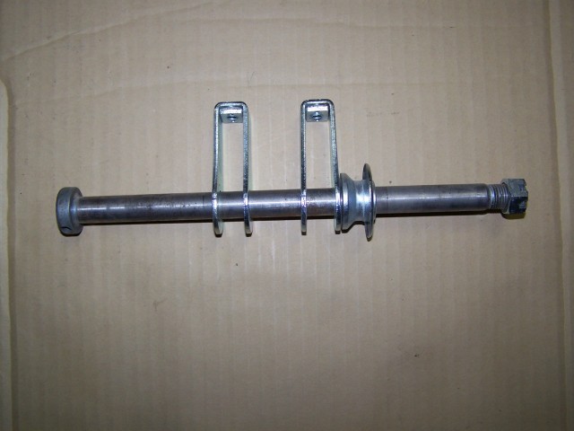 SUZUKI GSX 1100 wheel axle (rear)