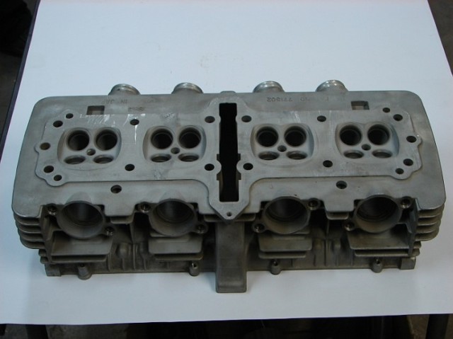 SUZUKI GSX 750 cylinder head